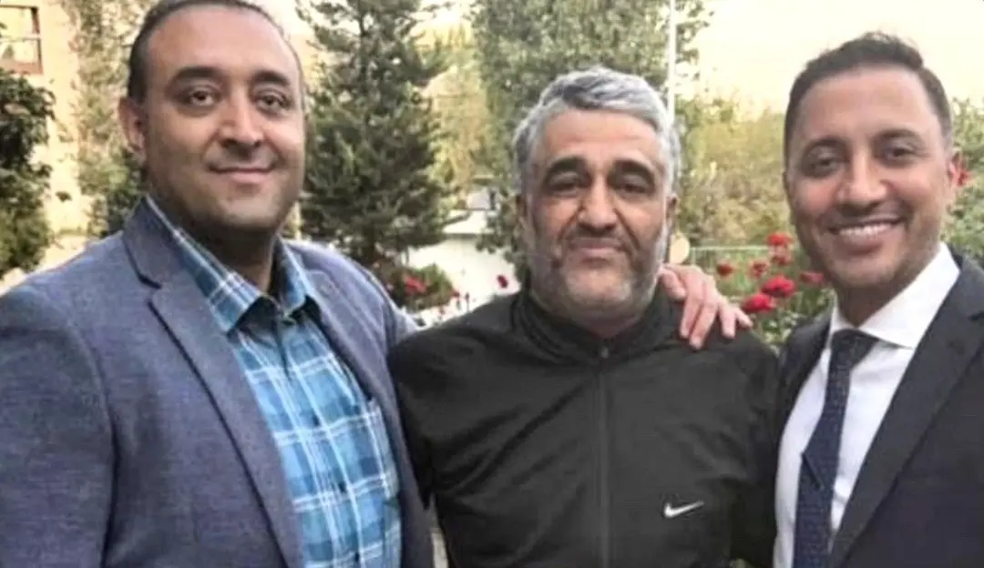 پژمان جمشیدی در کنار وکیلهایش پس از آزادی