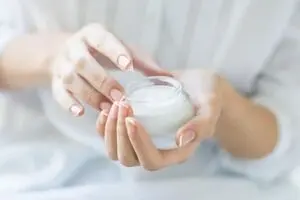 برای جوون موندن دستتون این کرم خونگی رو درست کنید + دستور و روش ساخت