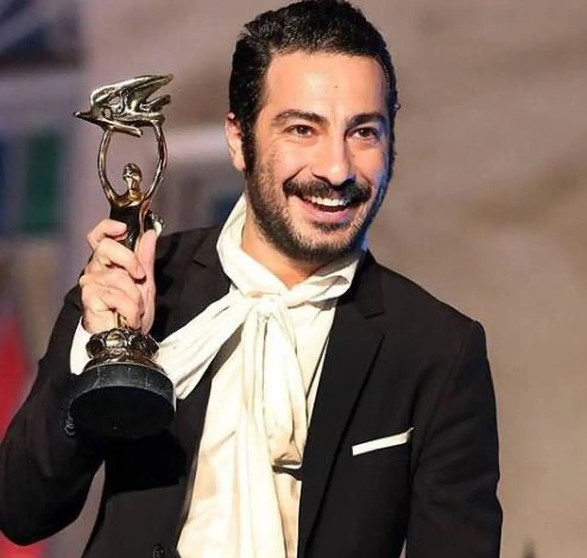 ژست خاص نوید محمدزاده با ویوی برج میلاد