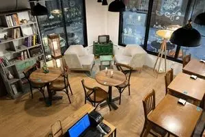 کافه لید در میرداماد | ترکیب قهوه تخصصی، قلیان میوه‌ای و گیم‌زون حرفه‌ای برای تجربه‌ای متفاوت