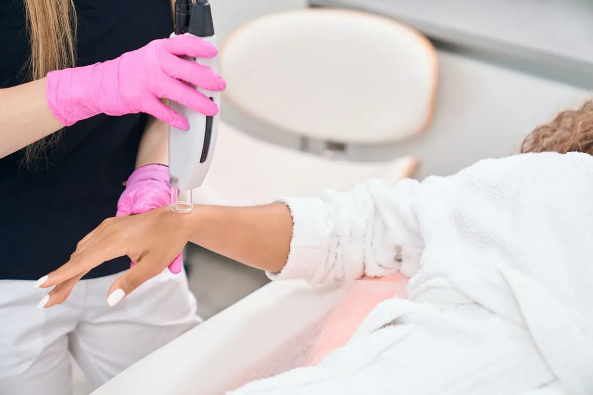 انتقال ویروس HPV از طریق لیزر: آیا امکان‌پذیر است؟