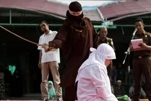 شلاق زدن یک زن و مرد در ملأعام