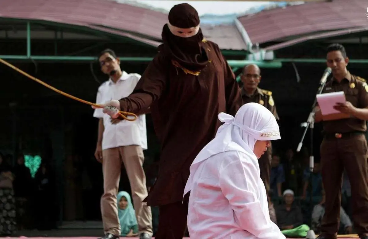 شلاق زدن یک زن و مرد در ملأعام