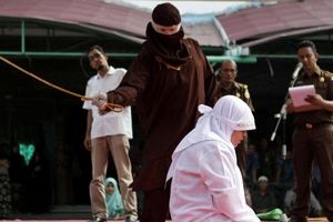 شلاق زدن یک زن و مرد در ملأعام