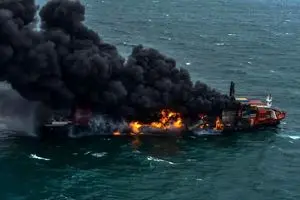 یک کشتی باری در تنگه هرمز آتش گرفت