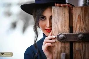 نیمه پنهان مریم مومن زیر بارون