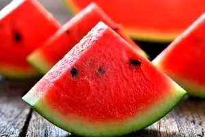 چرا نباید در شب هندوانه بخوریم؟ + معایب
