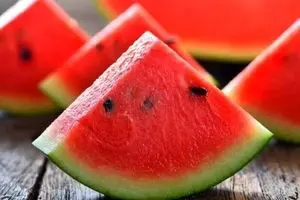 چرا نباید در شب هندوانه بخوریم؟ + معایب