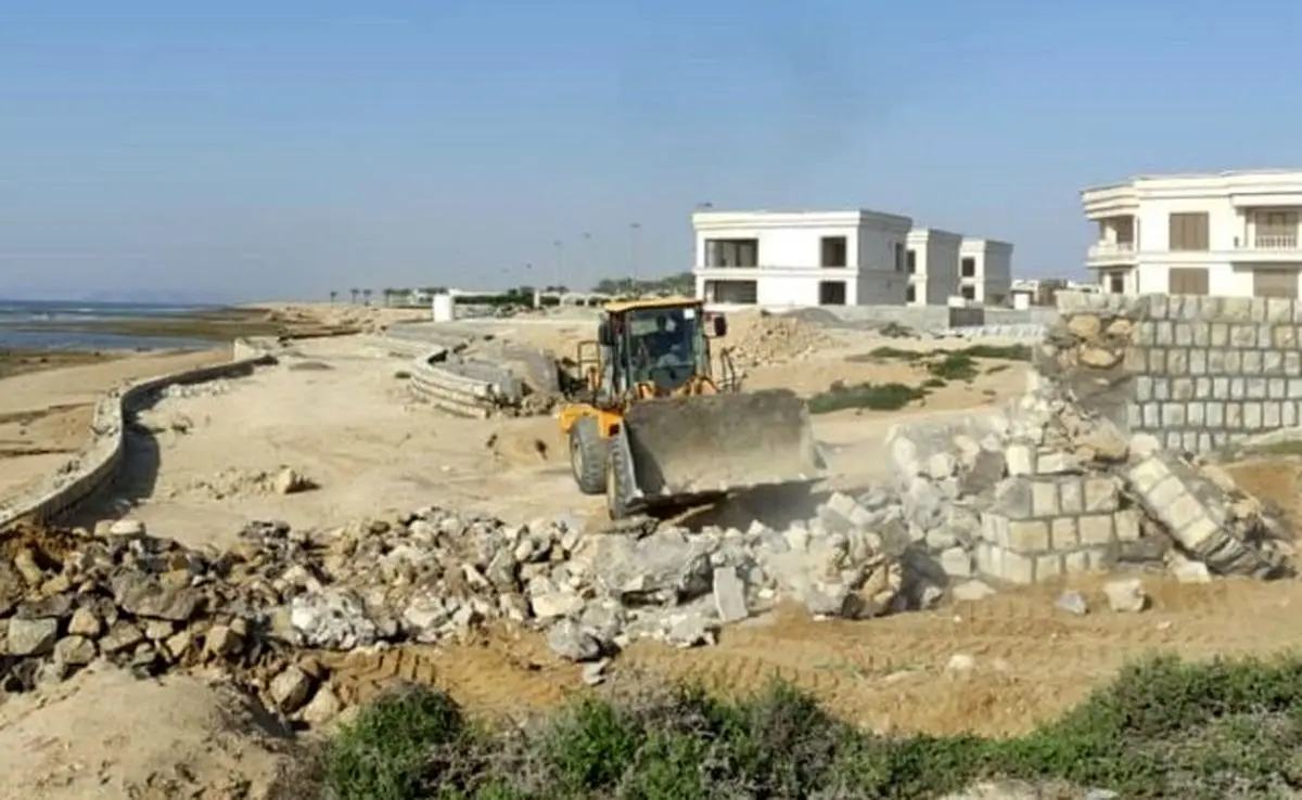 فوری؛ دیوار ویلاهای نهاد ریاست جمهوری در قشم تخریب شد | پشت پرده ساخت ویلای لاکچری رئیس جمهور سابق ایران