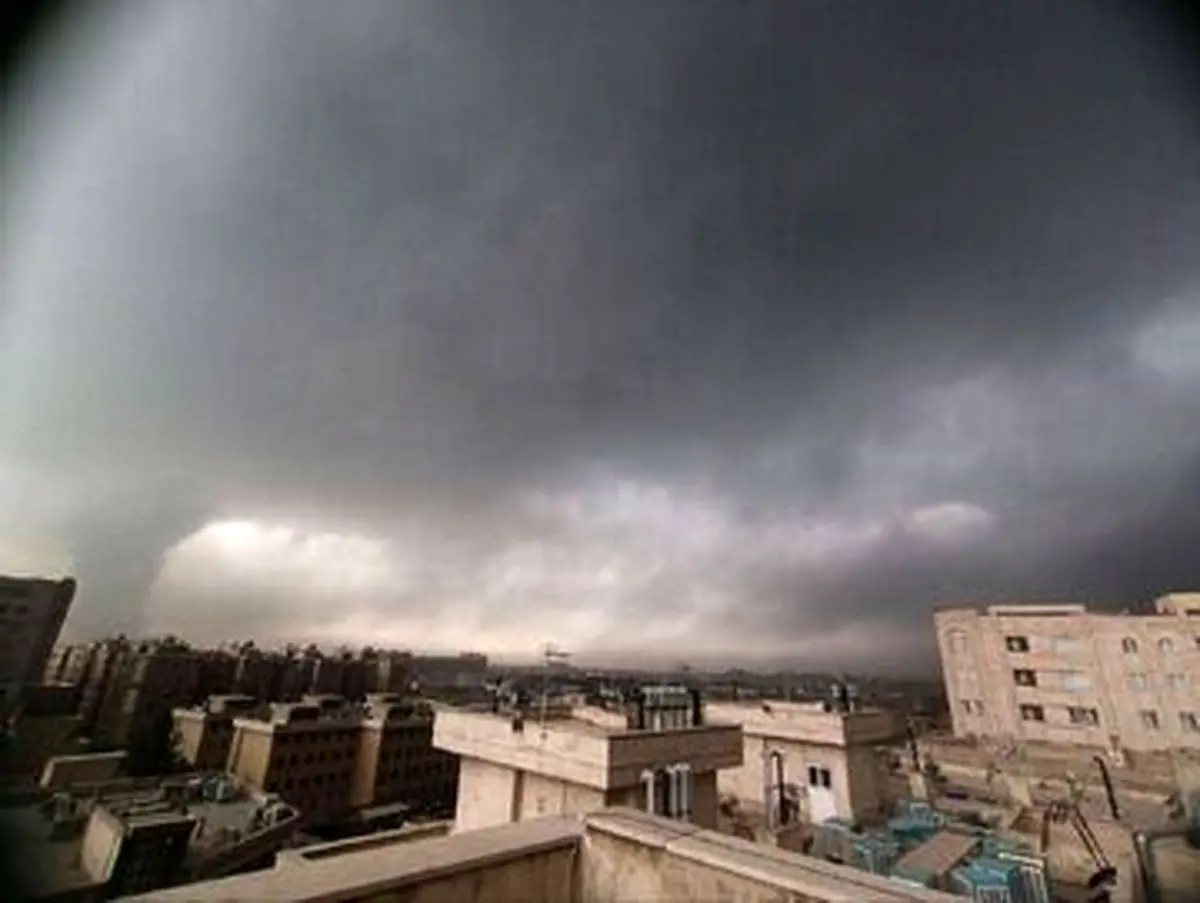 چرا امروز آسمان تهران تاریک است؟ | توصیه های ایمنی درباره باران‌های اسیدی و سمی