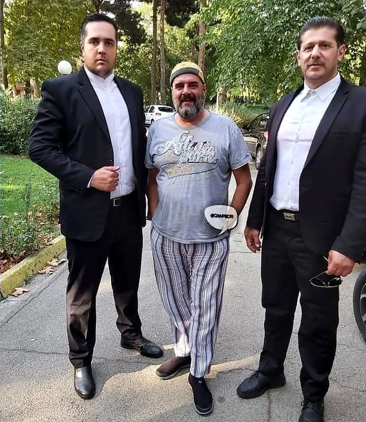 بازیگر سریال دودوکش2 و بادیگاردهاش+عکس