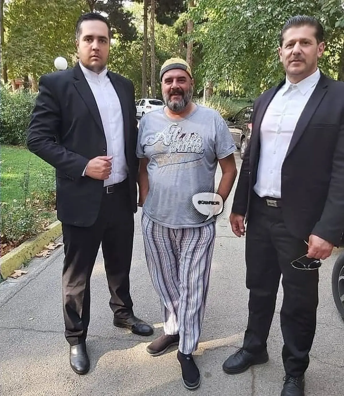بازیگر سریال دودوکش2 و بادیگاردهاش+عکس