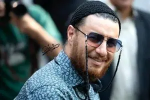 لباس عجیب جواد عزتی در ملاعام همه رو شوکه کرد | آقا با این حرکت فولش حسابی سوژه شد