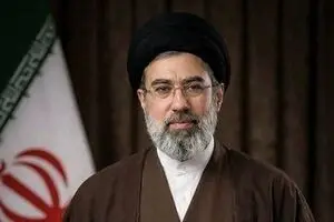 تصویری از رهبر جدید انقلاب در آغوش سردار سلیمانی