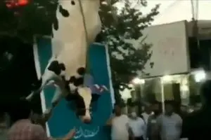 فیلم آویزان کردن یک گاو از پا در ستاد انتخاباتی سیرجان
