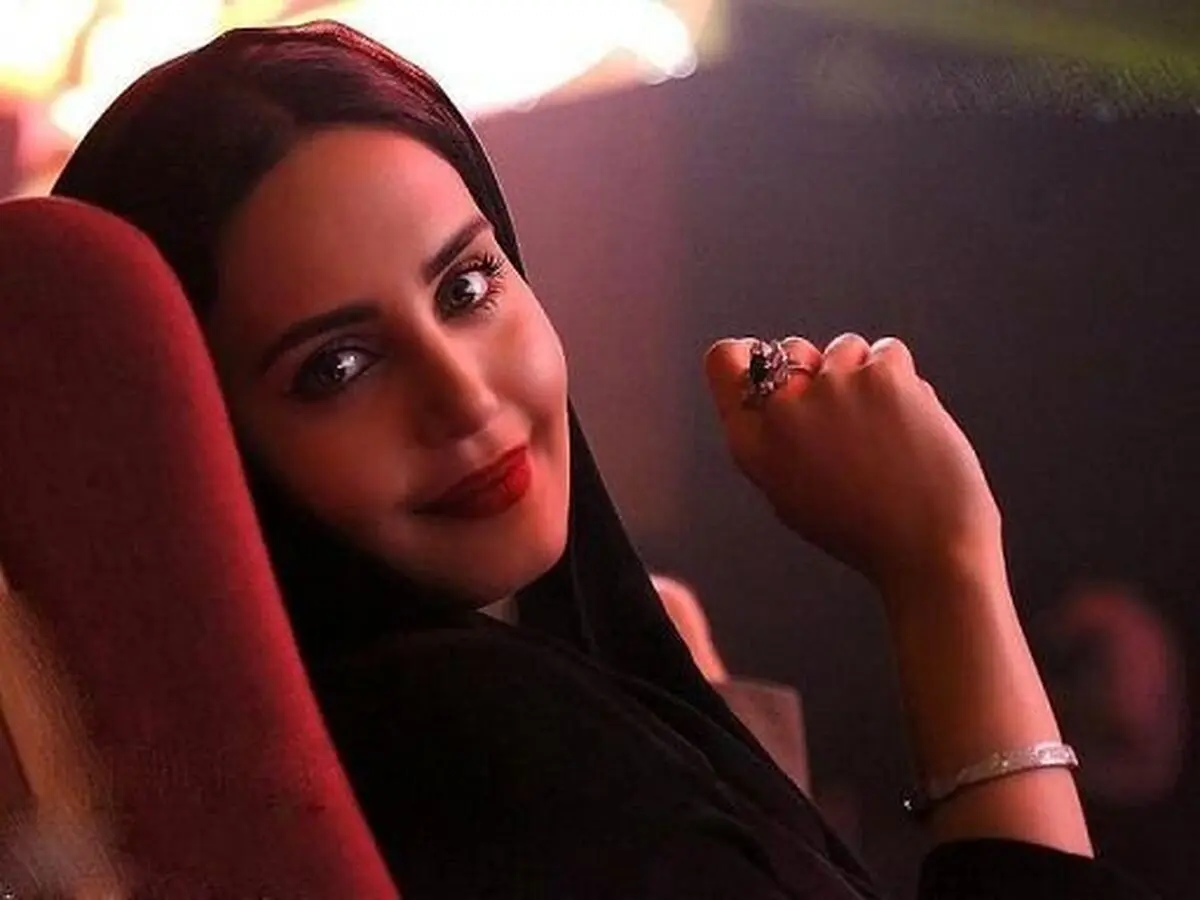 چهره متفاوت الناز شاکردوست در خودروی لاکچری‌اش / عکس