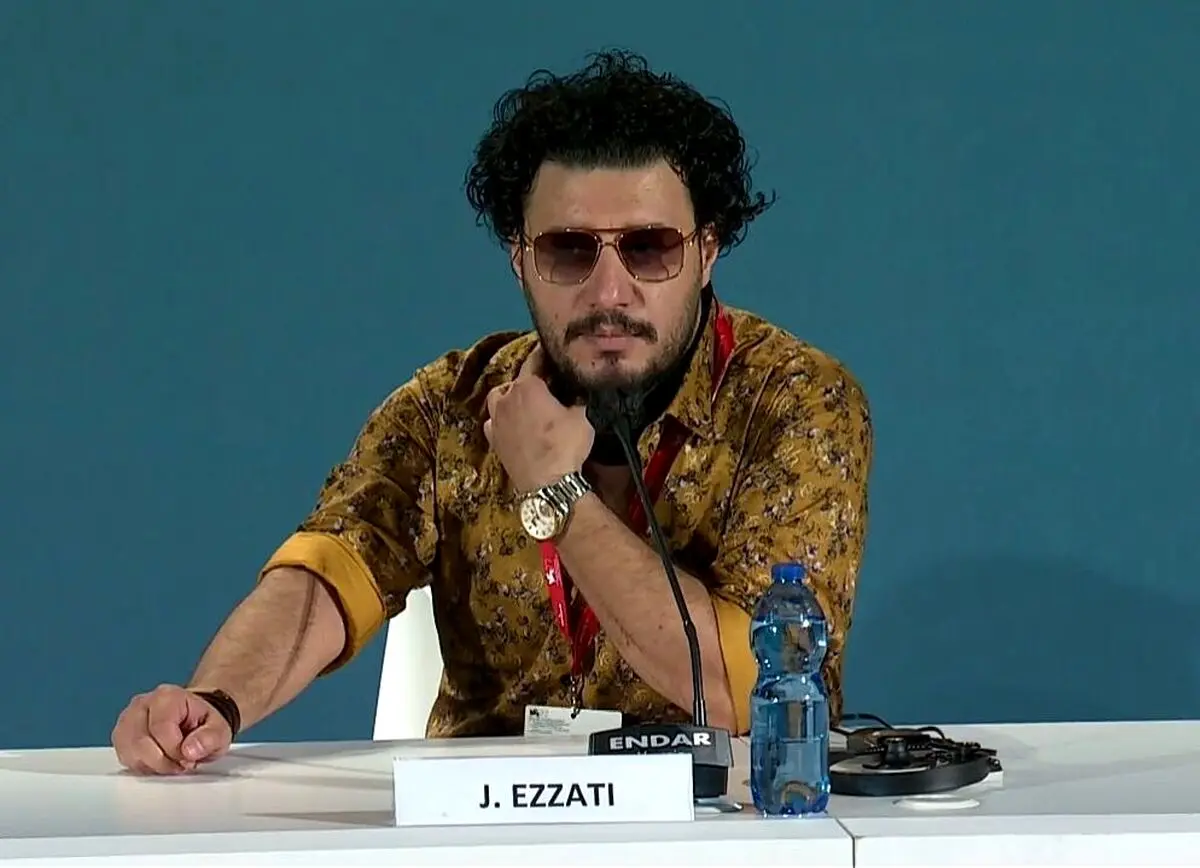 عکس جنجالی جواد عزتی و بازیگر معروف در جشنواره فجر | روبوسی جواد عزتی و بازیگر معروف دردسرساز شد