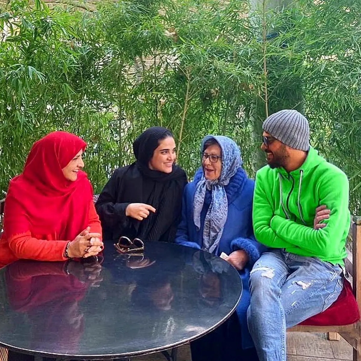 عکس دیده نشده سینا مهراد با خواهرومادرش