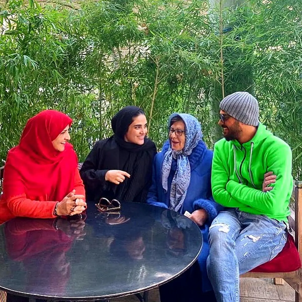 عکس دیده نشده سینا مهراد با خواهرومادرش
