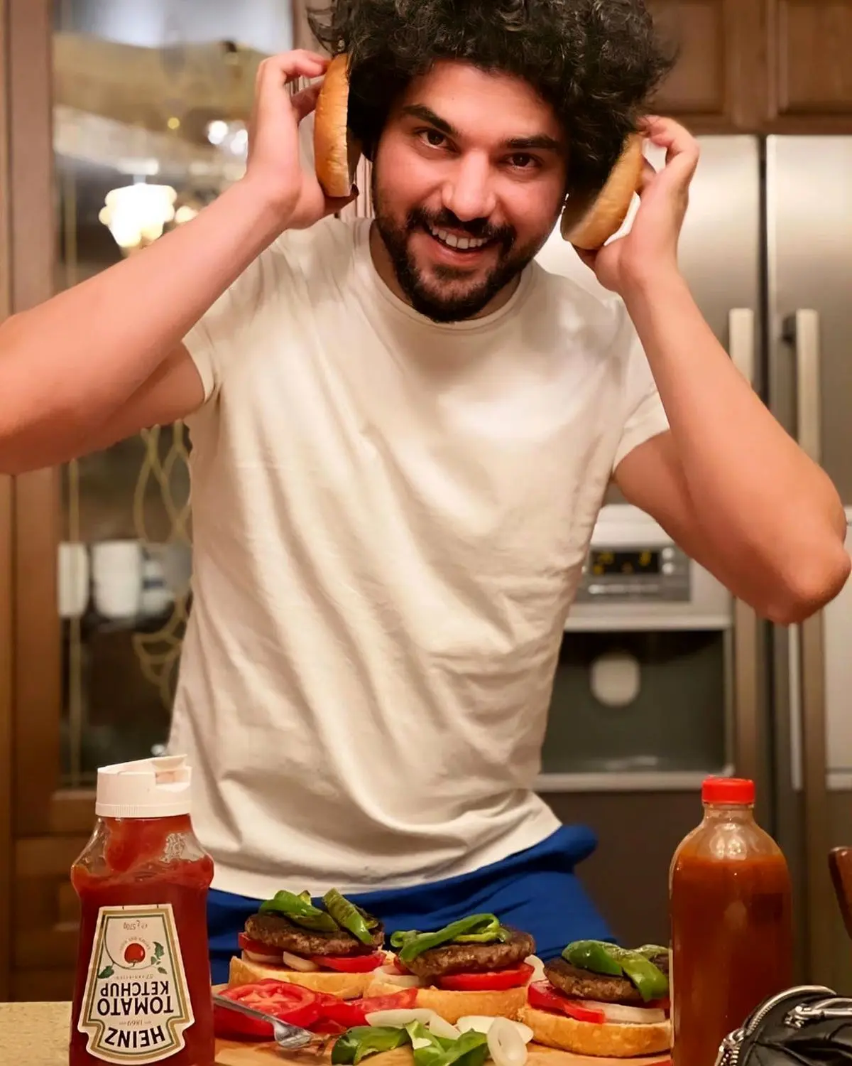 سینا مهراد و ژست عجیب و بامزه اش +عکس