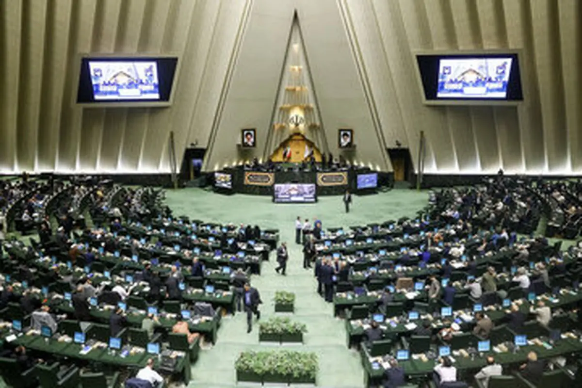 یونیفرم متفاوت سرلشکر موسوی در جلسه امروز مجلس +عکس