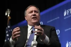 اهدای  یک قوطی غذای سگ به مایک پومپئو و کنایه سنگین خبرنگار ایتالیایی