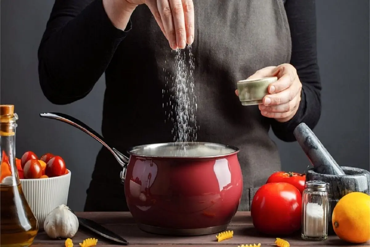 غذات شور شده و مهمون داری؟ | با این ترفند جادویی شوری غذاتو سه سوته از بین ببر