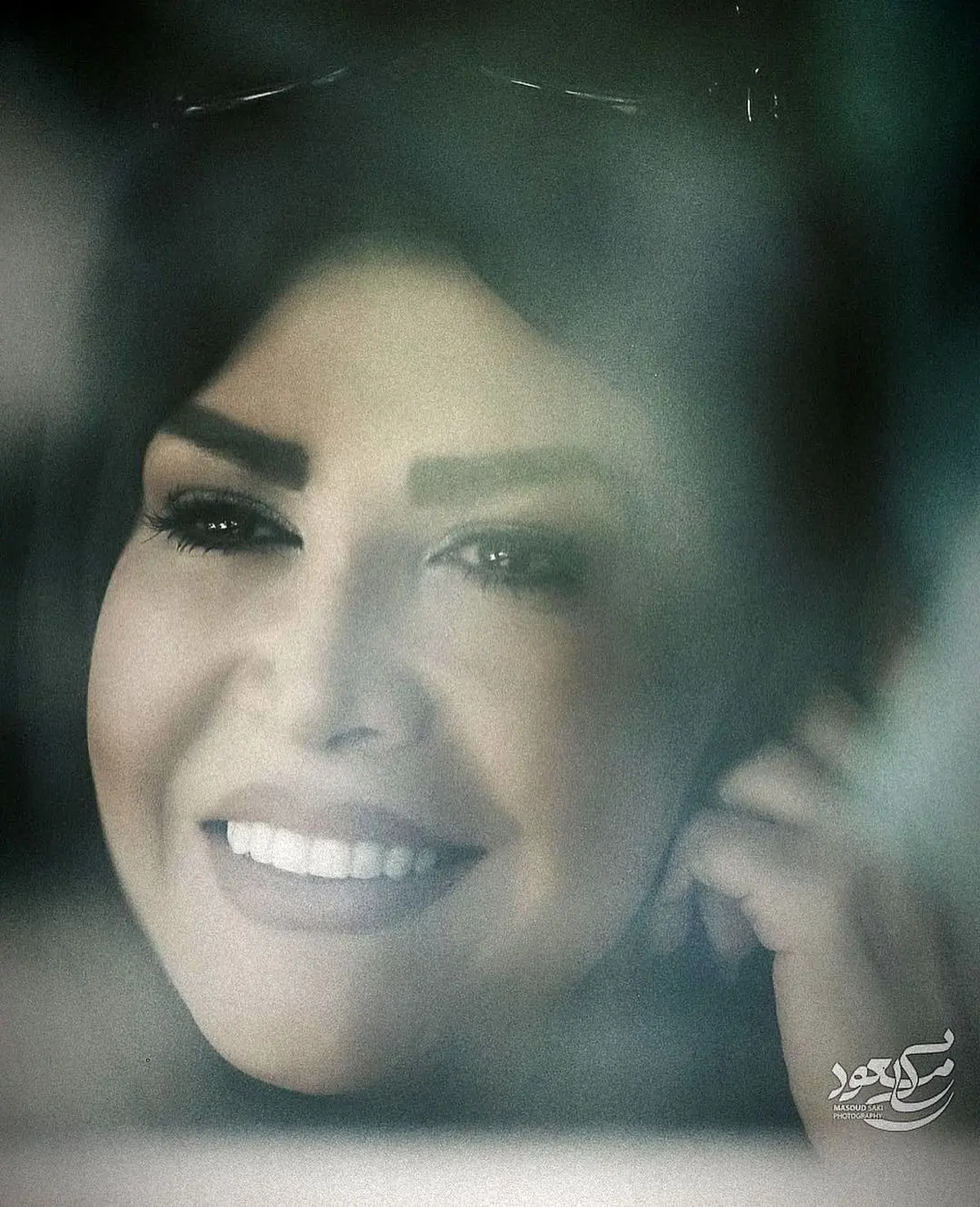 خانم مجری چادر را کنار گذاشت