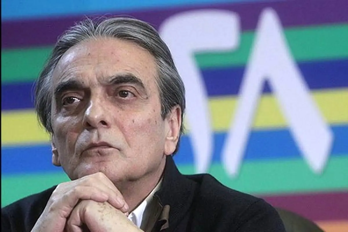 لحظه‌ دلخراش مراسم خاکسپاری همایون ارشادی | اشک‌های فرهاد آئیش در آغوش همسرش +ویدئو