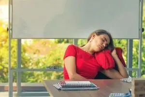 شما هم سرکار خوابتون میگیره؟ سریع ترین روش برای حل ابن مشکل