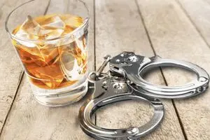 بازداشت ۷ بازیگر مشهور در پارتی شبانه | کشف ۳۸ لیتر مشروب دست‌ساز!