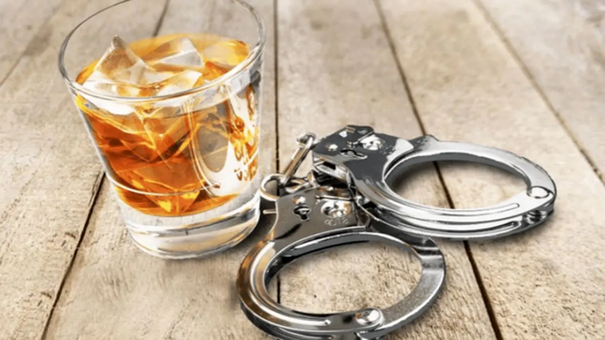 بازداشت ۷ بازیگر مشهور در پارتی شبانه | کشف ۳۸ لیتر مشروب دست‌ساز!