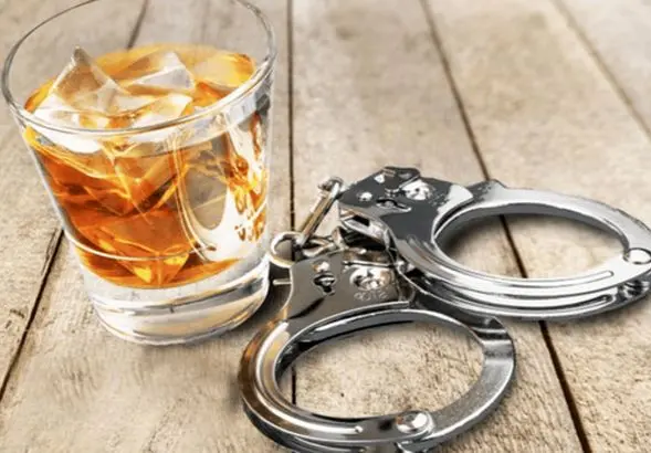 بازداشت ۷ بازیگر مشهور در پارتی شبانه | کشف ۳۸ لیتر مشروب دست‌ساز!