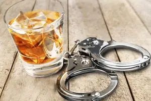 بازداشت ۷ بازیگر مشهور در پارتی شبانه | کشف ۳۸ لیتر مشروب دست‌ساز!