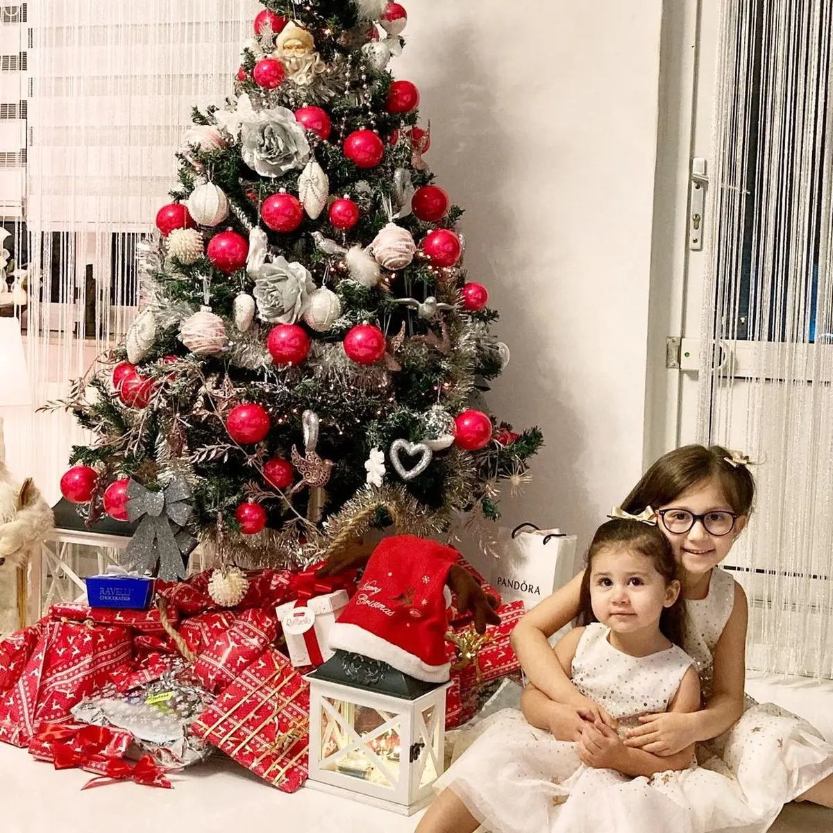 دختر شاهرخ استخری در حال بازی با اسباب بازی محبوبش