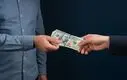 قیمت دلار ۱۰۳ هزار تومانی ، بازی دلالان با مکانیسم ماشه