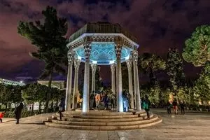 فال حافظ امروز سه‌شنبه ۱۳ آبان ۱۴۰۴ | تفسیر اشعار حافظ برای هر ماه