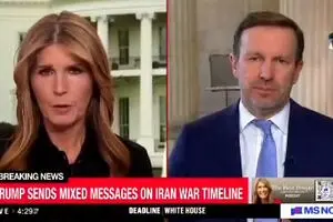 خبرنگار: چرا ما با ایران در جنگ هستیم؟/پاسخ متفاوت سناتور کریس مورفی