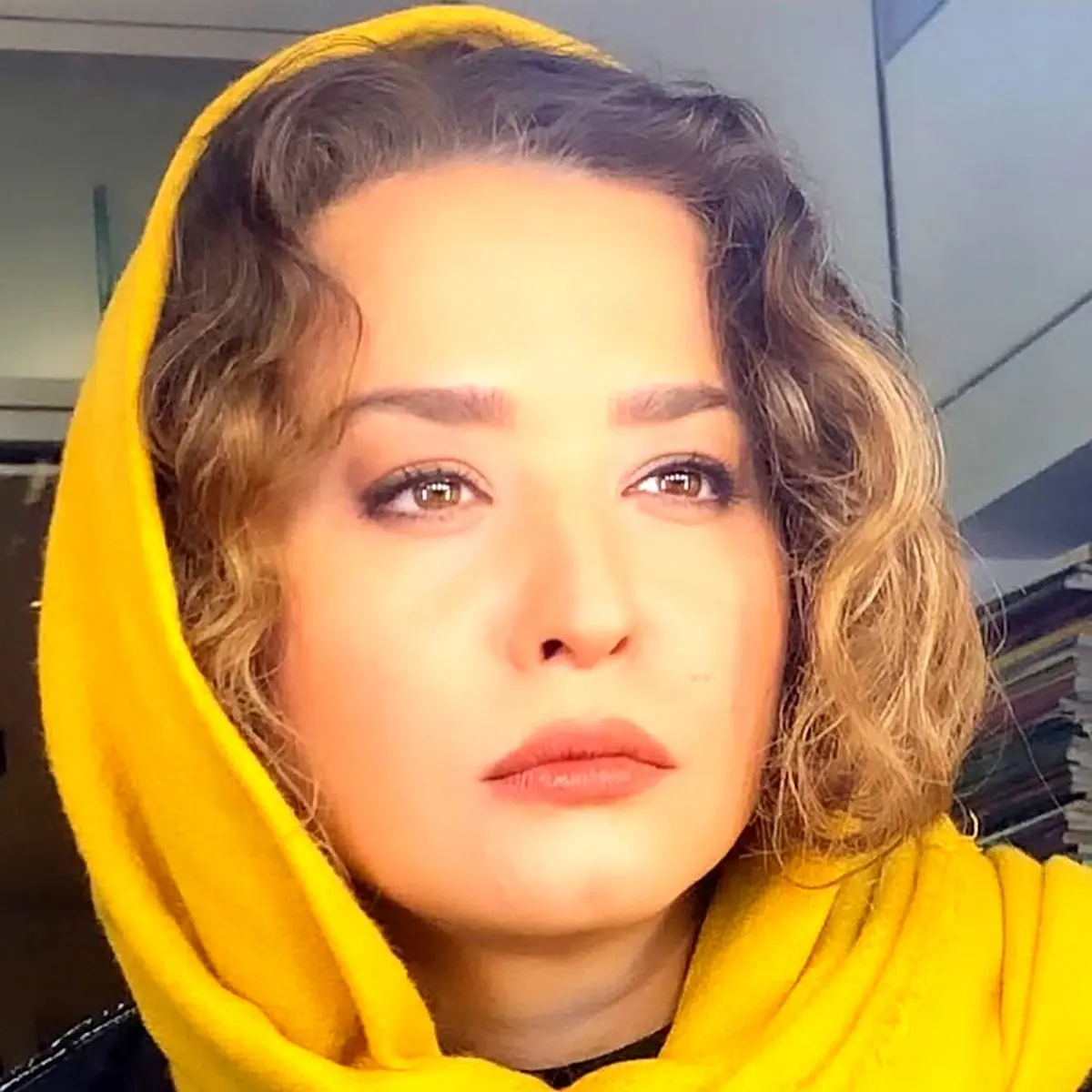 مهراوه شریفی نیا زیر نور بنفش/ مهراوه شریفی نیا در جمعی از دوستان