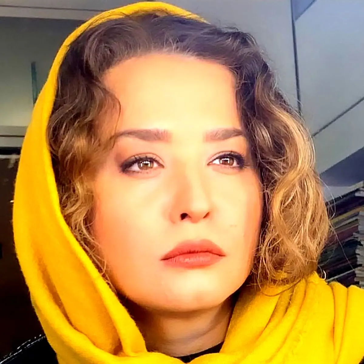 مهراوه شریفی نیا زیر نور بنفش/ مهراوه شریفی نیا در جمعی از دوستان
