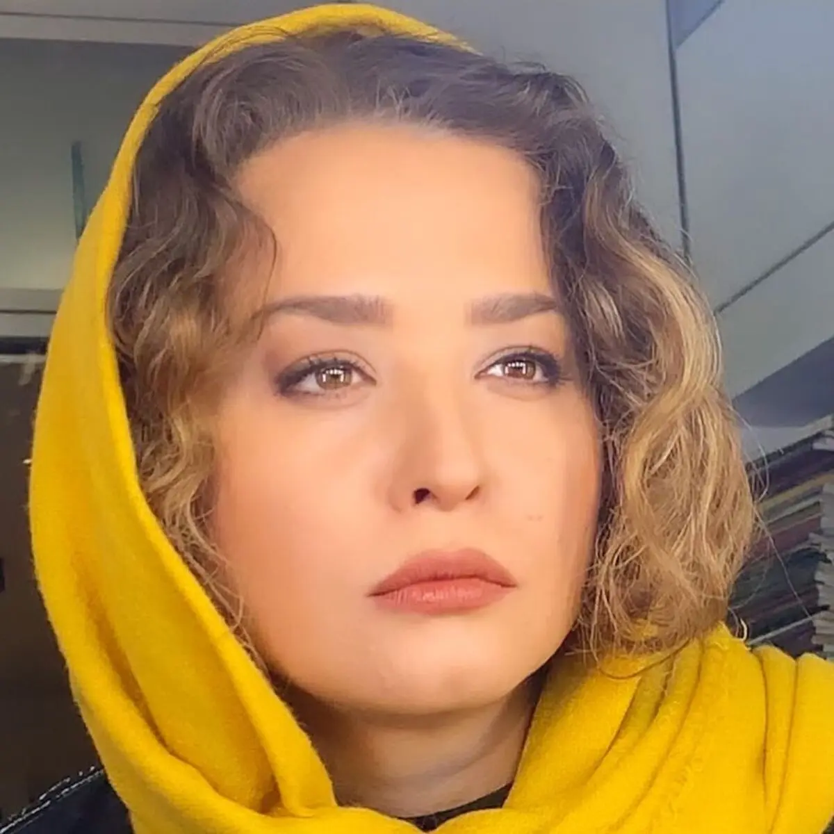 مهراوه شریفی نیا زیر نور بنفش/ مهراوه شریفی نیا در جمعی از دوستان