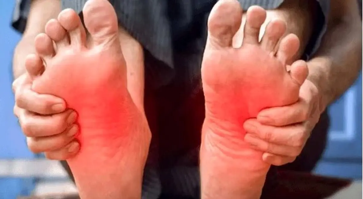 ۵ دلیل شایع داغ شدن کف پا | این درمانهای خانگی را امتحان کنید