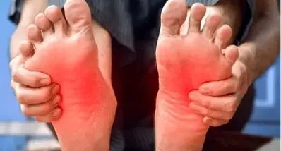 ۵ دلیل شایع داغ شدن کف پا | این درمانهای خانگی را امتحان کنید