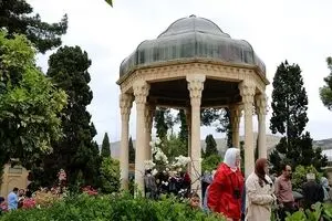 فال حافظ امروز پنج‌شنبه ۱ آبان ۱۴۰۴ | حضرت حافظ امروز برات چه پیامی دارد ؟