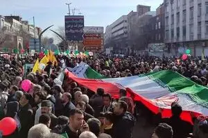 استایل ارتشی دختر تهرونی در راهپیمایی ۲۲ بهمن سوژه شد + عکس