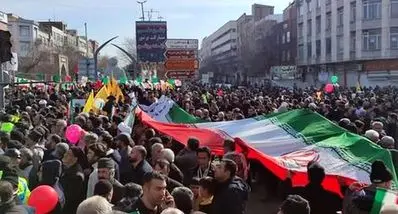 استایل ارتشی دختر تهرونی در راهپیمایی ۲۲ بهمن سوژه شد + عکس