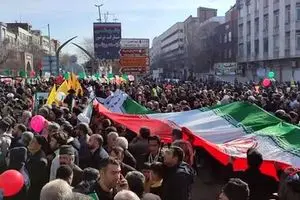 استایل ارتشی دختر تهرونی در راهپیمایی ۲۲ بهمن سوژه شد + عکس