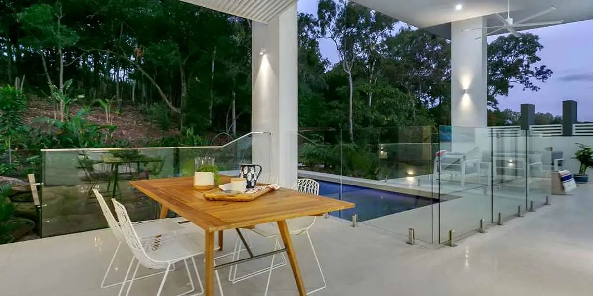 با چه بودجه‌ای چه نرده شیشه‌ای بخریم؟