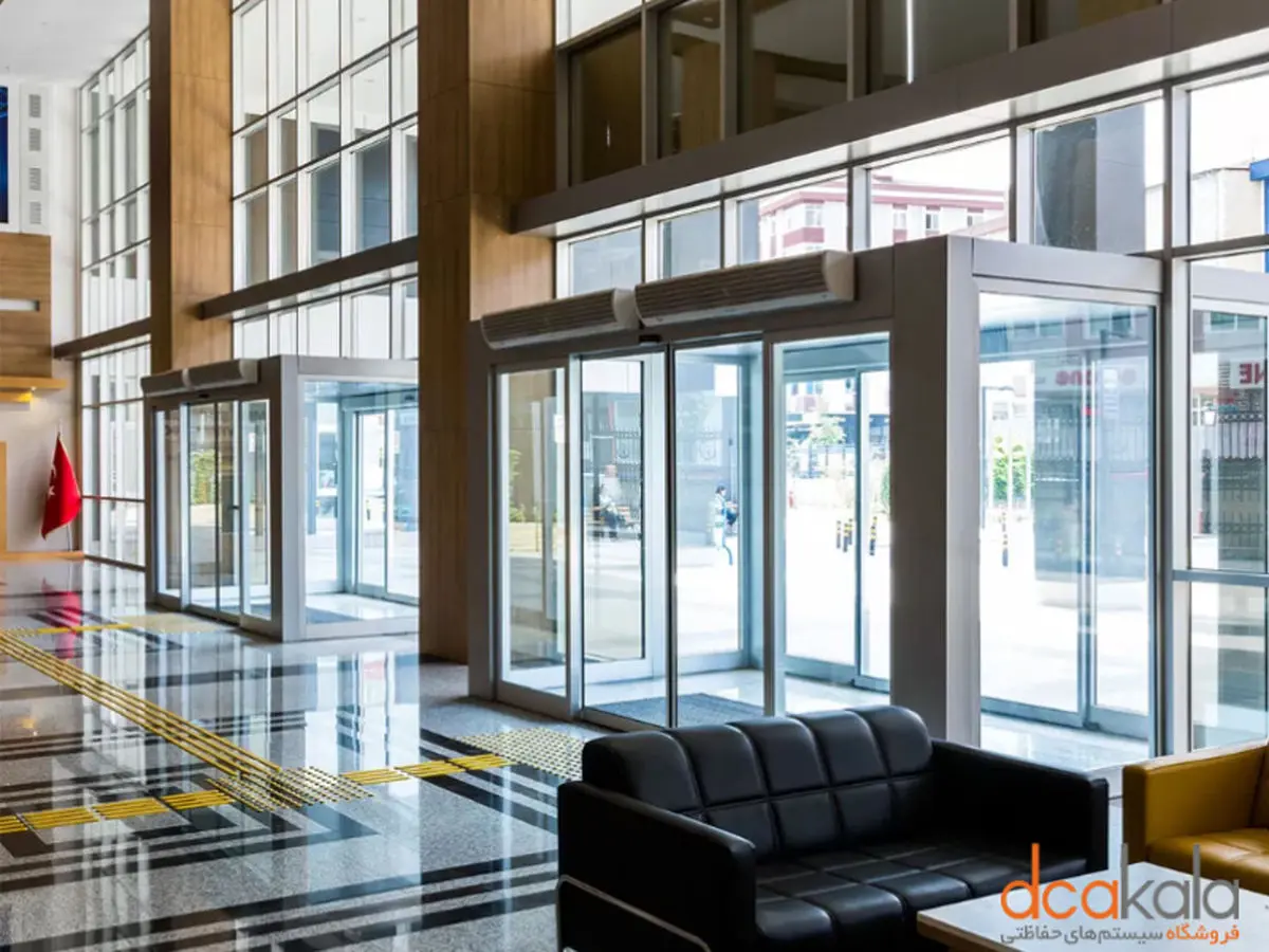 چرا درب شیشه‌ای اتوماتیک، انتخابی هوشمندانه برای ورودی‌های پرتردد است؟