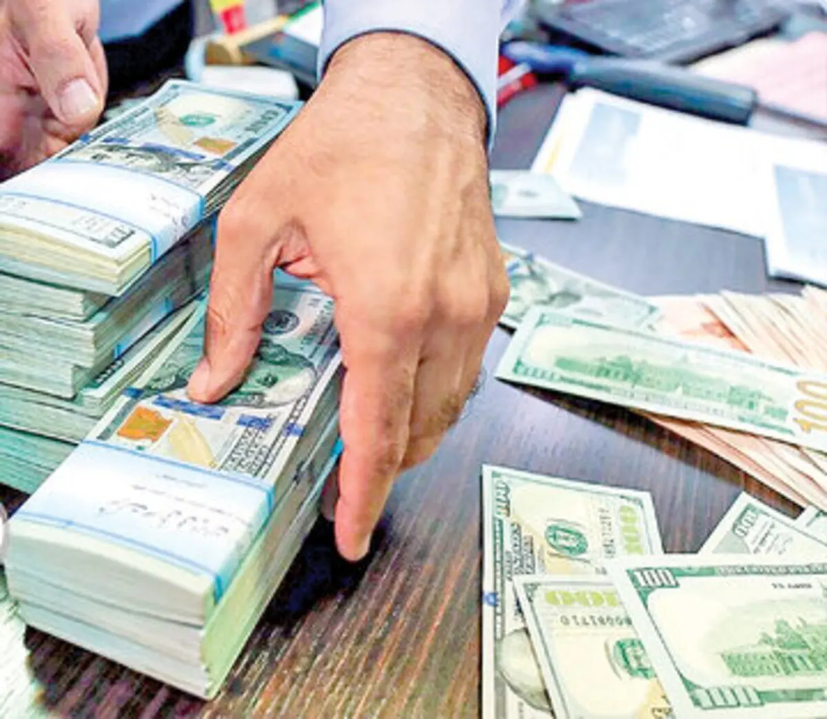 جهش بی‌سابقه قیمت دلار آزاد اول صبح شنبه ۸ آذر | قیمت دلار از کنترل خارج شد